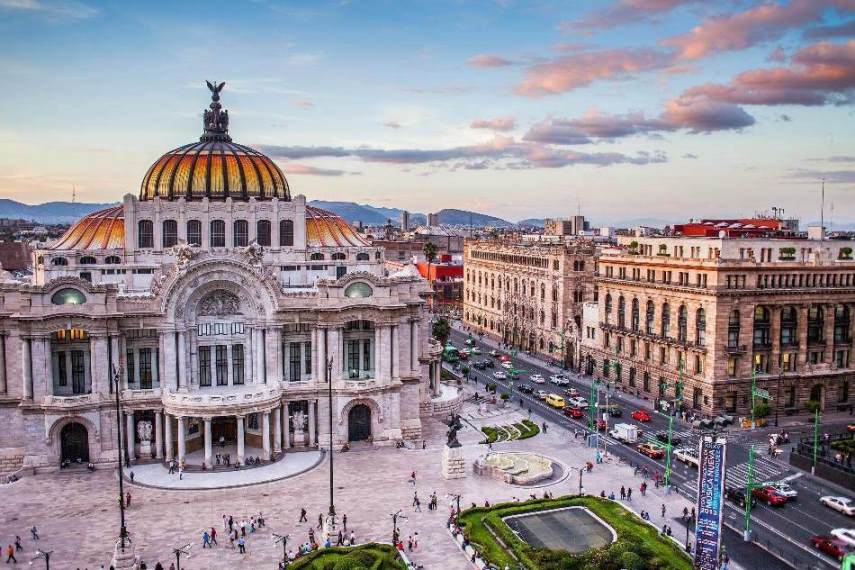 8 hours visiting the highlights of Mexico city. Cathedrals and historical buildings at every corner, walk through the streets of downtown and enjoy the markets, bars, palaces and museums.