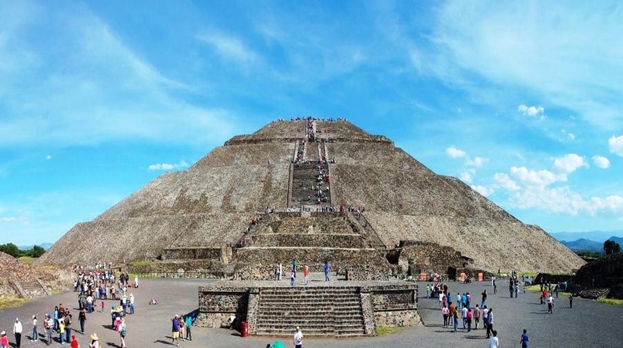 “The city of the Gods”, Teotihuacan is consider to be the greatest city in the 500´s years A.C. at Mesoamerica. According to the legend, it was there where the men became in gods.